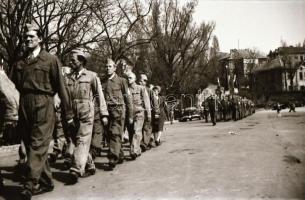 1949. április 1. Budapest, felszabadulási lövészverseny, a csapatok felvonulása, lőtér, fegyverek, s...