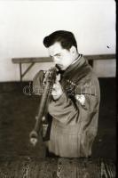 1949. április 1. Budapest, felszabadulási lövészverseny, a csapatok felvonulása, lőtér, fegyverek, s...