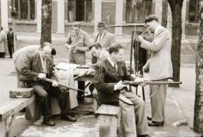 1949. április 1. Budapest, felszabadulási lövészverseny, a csapatok felvonulása, lőtér, fegyverek, s...