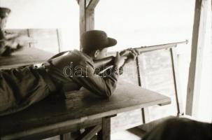 1949. április 1. Budapest, felszabadulási lövészverseny, a csapatok felvonulása, lőtér, fegyverek, s...