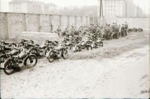 1949. április 1. Budapest, felszabadulási lövészverseny, a csapatok felvonulása, lőtér, fegyverek, s...