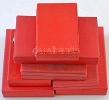 Egy doboznyi vegyes szocialista kitüntetés, közte "Kiváló Újító" és fa talpra erősített Le...