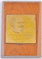 Egy doboznyi vegyes szocialista kitüntetés, közte "Kiváló Újító" és fa talpra erősített Le...