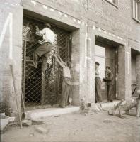 1952 Sztálinvárosi életképek és látképek, 33 db szabadon felhasználható vintage negatív, 6x6 cm