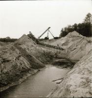 cca 1950 Oroszlány, külszíni bánya, 17 db szabadon felhasználható vintage negatív, 6x6 cm