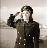 cca 1960 Budapest, MAHART női egyenruha reklám felvételek a Duna parton, 7 db szabadon felhasználhat...