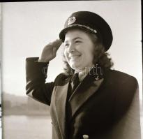 cca 1960 Budapest, MAHART női egyenruha reklám felvételek a Duna parton, 7 db szabadon felhasználhat...