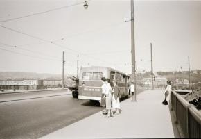 cca 1955 Budapest, 12-es autóbusz a Margit hídon, szabadon felhasználható vintage negatív, 6x9 cm
