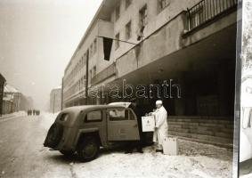 cca 1953 Autók a budapesti utcákon, 3 db szabadon felhasználható vintage negatív, 6x9 cm és 6x6 cm