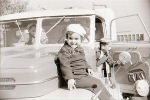 cca 1960 Csepeli Autógyár szabadtéri jubileumi kiállítása, 17 db szabadon felhasználható vintage neg...