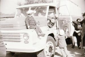 cca 1960 Csepeli Autógyár szabadtéri jubileumi kiállítása, 17 db szabadon felhasználható vintage neg...