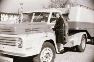 cca 1960 Csepeli Autógyár szabadtéri jubileumi kiállítása, 17 db szabadon felhasználható vintage neg...