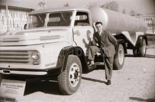 cca 1960 Csepeli Autógyár szabadtéri jubileumi kiállítása, 17 db szabadon felhasználható vintage neg...