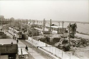 cca 1985 Budapest, villamos és HÉV a Boráros téren, 12 db szabadon felhasználható vintage negatív, 2...