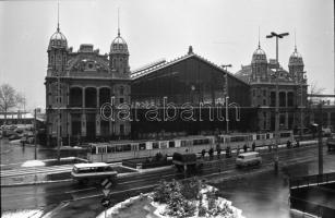 1986. március 3. Budapesti városképek - sikló építése, Hadik szobor, Felszabadulás tér, Nyugati pu.,...