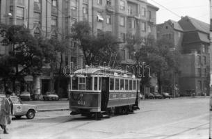 1989. szeptember 10. Budapest, a 611-es nosztalgia villamos városi forgalomban, 33 db szabadon felha...