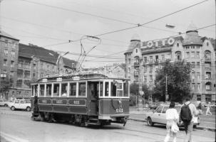 1989. szeptember 10. Budapest, a 611-es nosztalgia villamos városi forgalomban, 33 db szabadon felha...