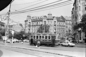 1989. szeptember 10. Budapest, a 611-es nosztalgia villamos városi forgalomban, 33 db szabadon felha...