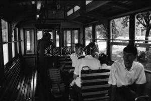 1989. szeptember 10. Budapest, a 611-es nosztalgia villamos városi forgalomban, 33 db szabadon felha...