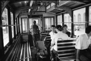 1989. szeptember 10. Budapest, a 611-es nosztalgia villamos városi forgalomban, 33 db szabadon felha...