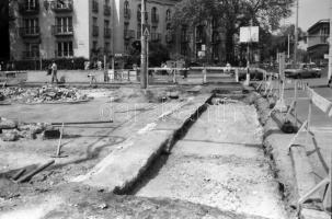 1989. május 9. Budapest, a Népköztársaság útjának felbontása, a MILLFAV pálya felújításának kezdetén...