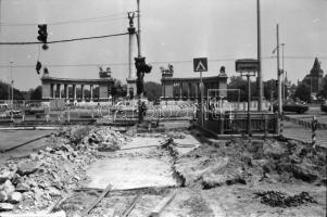 1989. május 9. Budapest, a Népköztársaság útjának felbontása, a MILLFAV pálya felújításának kezdetén...