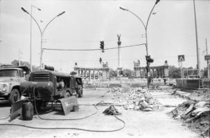 1989. május 9. Budapest, a Népköztársaság útjának felbontása, a MILLFAV pálya felújításának kezdetén...