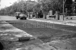 1989. május 9. Budapest, a Népköztársaság útjának felbontása, a MILLFAV pálya felújításának kezdetén...