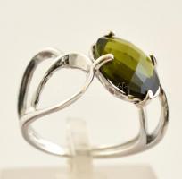 Ezüst(Ag) zöld köves gyűrű, jelzett, méret: 56, bruttó: 4,5 g