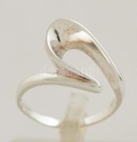 Ezüst(Ag) modern gyűrű, jelzett, méret: 51, nettó: 2,3 g