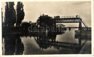 Óbecse, Stari Becej; Zsilip a Ferenc-csatornán. Radoszávlyevits kiadása / flood gate (EB)