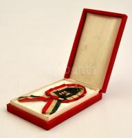 Gyönggyel kivarrott régi kokárda, dobozban, 11×7 cm