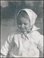 cca 1960 Vidám gyerekportrék, 6 db fotó, 21,5x16 és 24x18 cm közti méretben