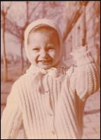 cca 1960 Vidám gyerekportrék, 6 db fotó, 21,5x16 és 24x18 cm közti méretben