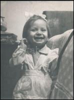 cca 1960 Vidám gyerekportrék, 6 db fotó, 21,5x16 és 24x18 cm közti méretben