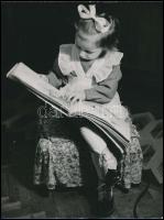 cca 1960 Vidám gyerekportrék, 6 db fotó, 21,5x16 és 24x18 cm közti méretben