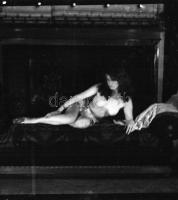 cca 1972 Erotikus és pornográf fotónegatívok, 16 felvétel 2 tekercsen, 5,5x5,5 cm