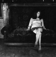 cca 1972 Erotikus és pornográf fotónegatívok, 16 felvétel 2 tekercsen, 5,5x5,5 cm