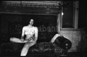 cca 1972 Erotikus és pornográf fotónegatívok, 12 felvétel 2 tekercsen, 6x9 cm