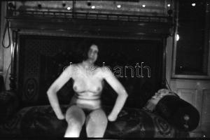 cca 1972 Erotikus és pornográf fotónegatívok, 12 felvétel 2 tekercsen, 6x9 cm