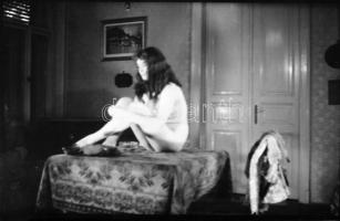 cca 1972 Erotikus és pornográf fotónegatívok, 12 felvétel 2 tekercsen, 6x9 cm