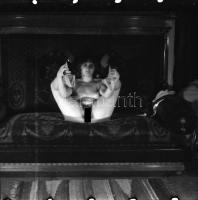 cca 1972 Erotikus és pornográf fotónegatívok, 20 felvétel 2 tekercsen, 5,5x5,5 cm