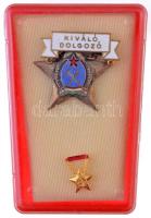 ~1950. Kiváló Dolgozó Rákosi-címeres zománcozott fém kitüntetés miniatűrrel, műanyag tokban T:2