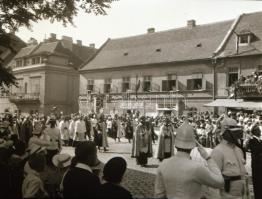 cca 1920-1940 Fotó és negatív tétel szinte mind háború előtti városképeket tartalmazó, budapesti és ...