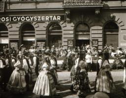 cca 1920-1940 Fotó és negatív tétel szinte mind háború előtti városképeket tartalmazó, budapesti és ...