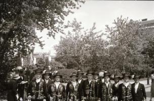 cca 1920-1940 Fotó és negatív tétel szinte mind háború előtti városképeket tartalmazó, budapesti és ...