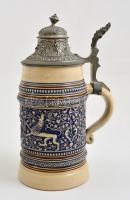 Jelzett német ón fedeles söröskorsó, mázas keménycserép, hibátlan, m: 24 cm