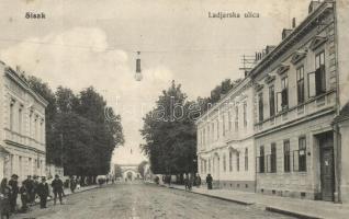 Sziszek, Sisak; Ladjarska ulica / Ladja utca, vasútállomás az utca végén, Speljak vendéglője / street view with restaurant and railway station at the end of the street (EK)