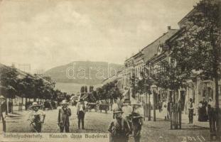 Székelyudvarhely, Odorheiu Secuiesc; Kossuth utca háttérben a Budvárral, Serba Ödön kiadása / Street view with castle in the background (EK)