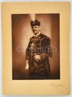 cca 1920-1930 Székely Aladár (1870-1940): Díszmagyarba öltözött férfi portréja, Székely Aladár aláírásával, és a hátoldalán címkéjével, fotó, kartonon, 22x16 cm.